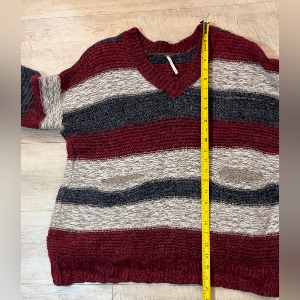 Free People Women’s V-neck Oversized Wool/ Alpaca Blend Sweater Size Small - Picture 5 of 6